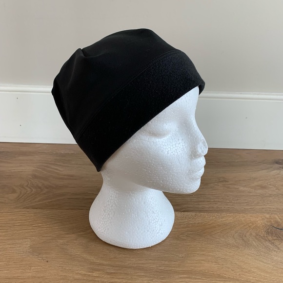 Sugoi Sport Beanie for Running, Bicycling, Hiking etc with Ponytail Opening - Picture 3 of 7